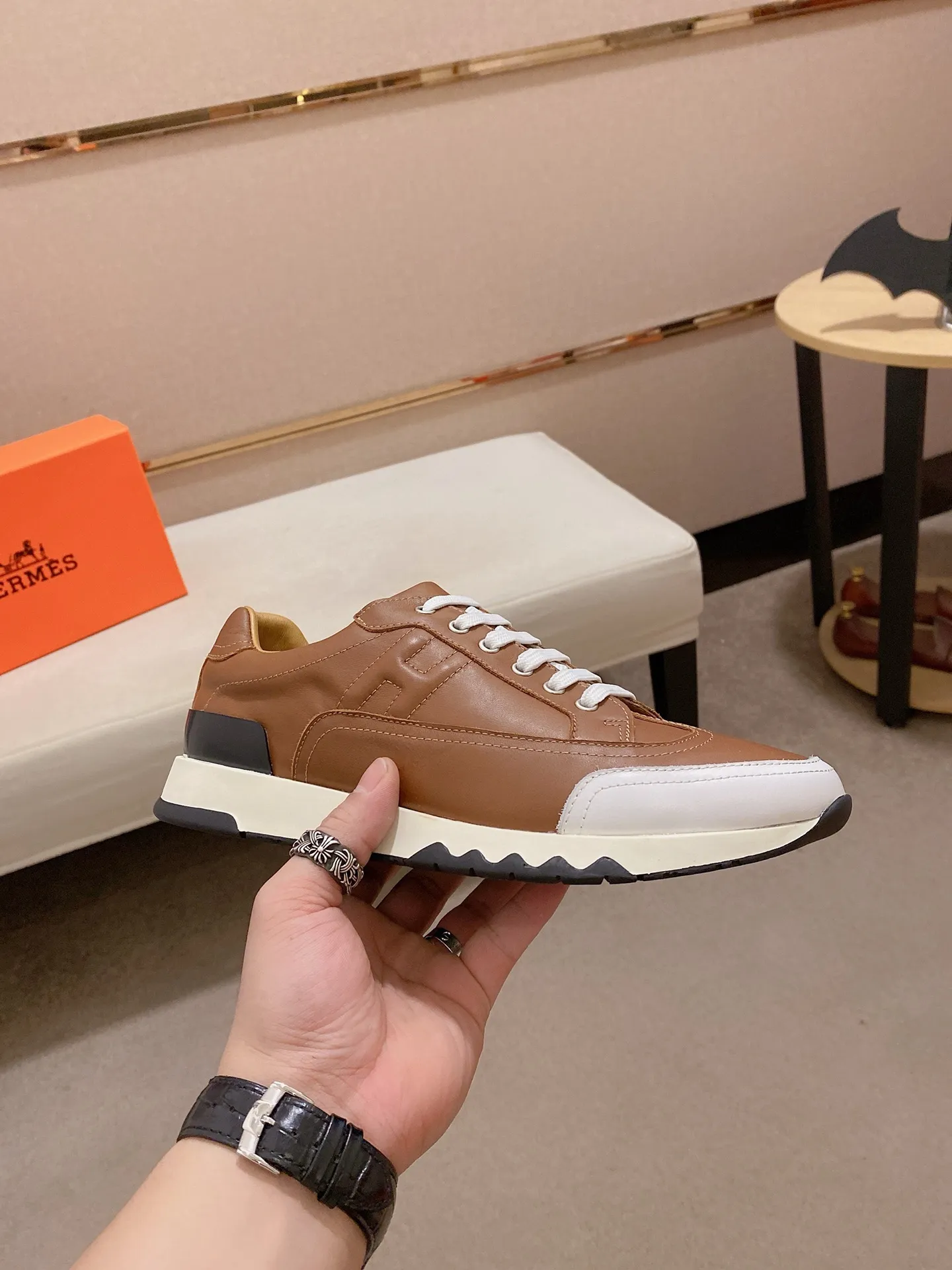 Ex-factory price: 500💰《HERMES》【Classic original single version】Hermès; top 🔝purchasing agent🔍🔍men's latest 🇺🇸sold simultaneously, original imported from Italy ▲▲first-layer cowhide ▲▲ (high-end, nobility and class) ) Exquisite workmanship (Italian 🇮🇹 imported water-dyed 🐂 cowhide lining) sole: original sole provided by the original factory, ⚠️exclusive double-layer activity·TPR·rubber·combined molded outsole; super comfortable·wear-resistant·non-slip·environmental protection The real thing is more beautiful when photographed in kind (high quality, following orders), you can come in and out at will * Number of yards: 38·39·40·41·42·43·44# (can be customized 45.)